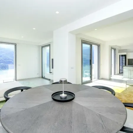 4-bedroom In Como, Lombardy Ferienhaus